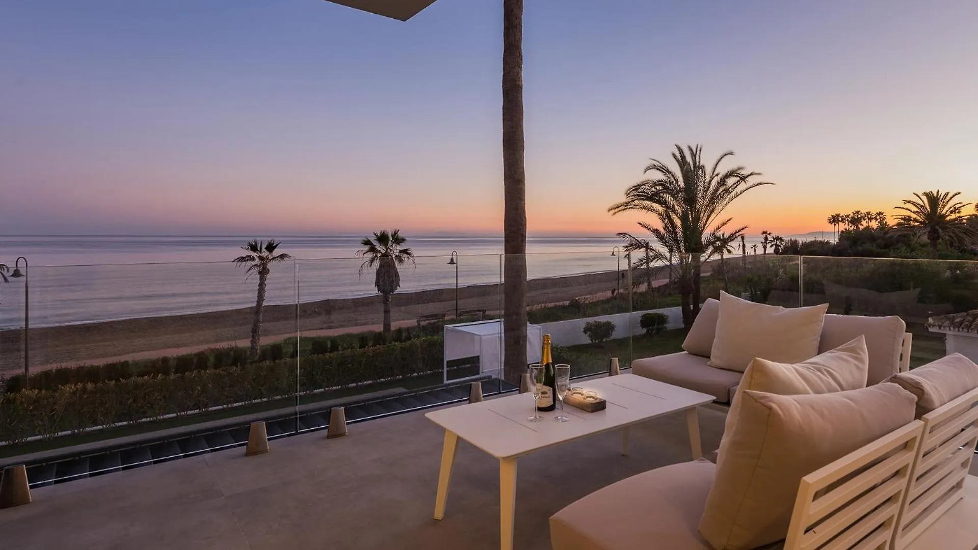 Vacation Marbella I Villa Imare Waterfront, Beachfront Villa, Rooftop Jacuzzi, Indoor Spa エステポナ