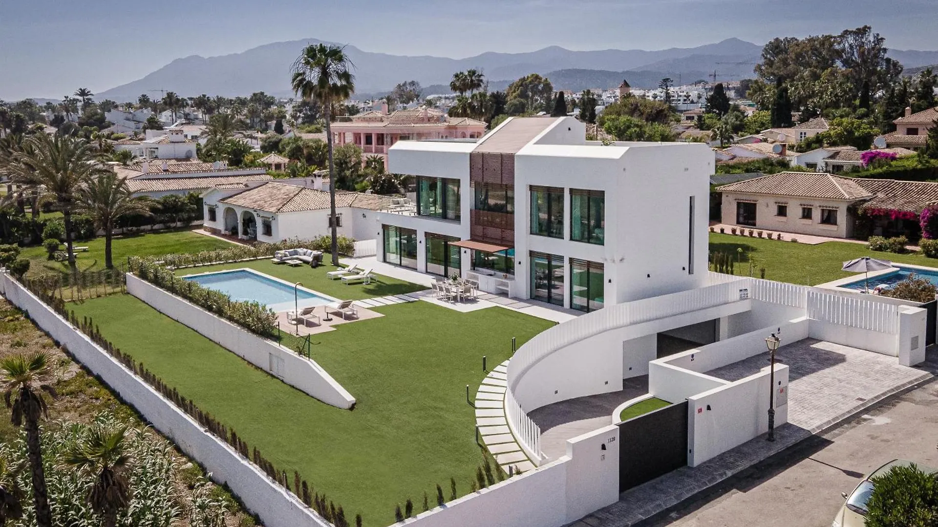 Vacation Marbella I Villa Imare Waterfront, Beachfront Villa, Rooftop Jacuzzi, Indoor Spa エステポナ