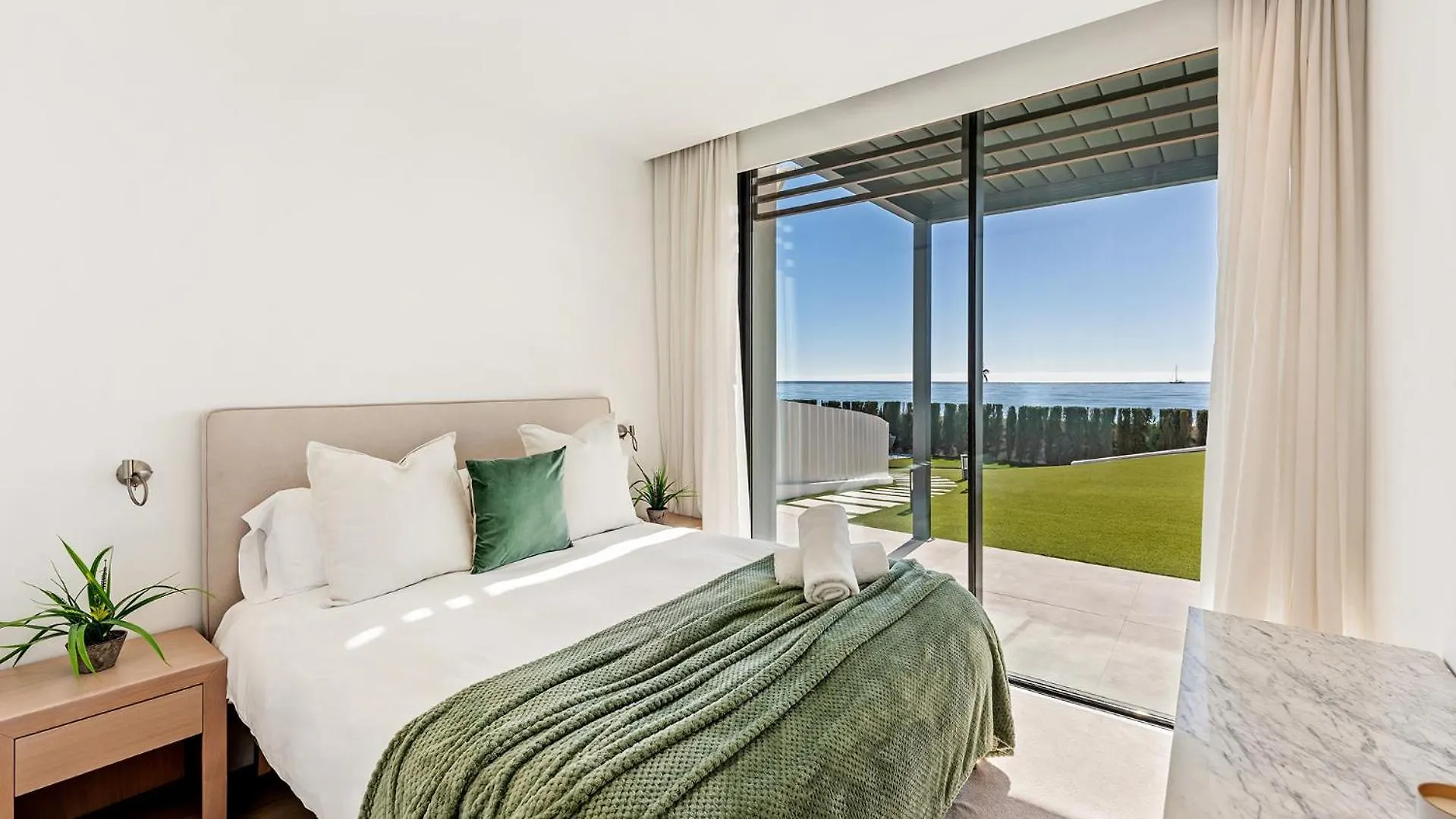 Vacation Marbella I Villa Imare Waterfront, Beachfront Villa, Rooftop Jacuzzi, Indoor Spa Estepona Espanha