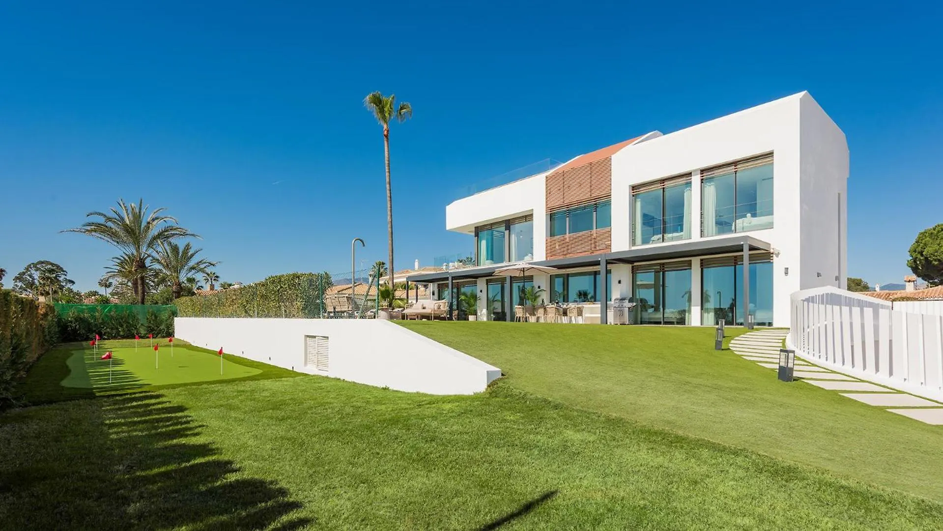 Vacation Marbella I Villa Imare Waterfront, Beachfront Villa, Rooftop Jacuzzi, Indoor Spa Estepona 0*,  Espanha