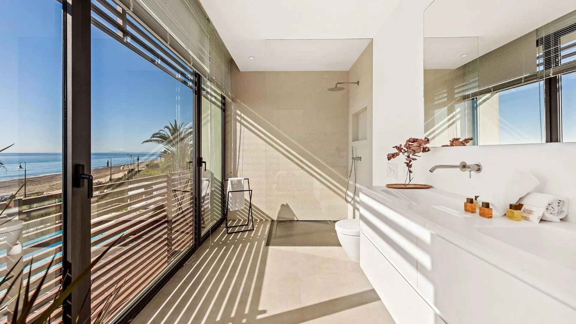 Vacation Marbella I Villa Imare Waterfront, Beachfront Villa, Rooftop Jacuzzi, Indoor Spa Estepona