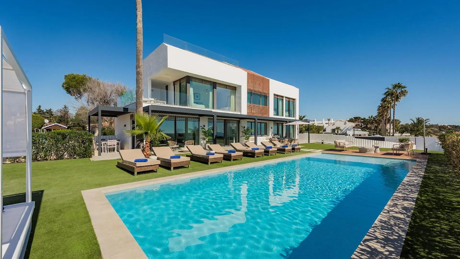 Vacation Marbella I Villa Imare Waterfront, Beachfront Villa, Rooftop Jacuzzi, Indoor Spa Estepona