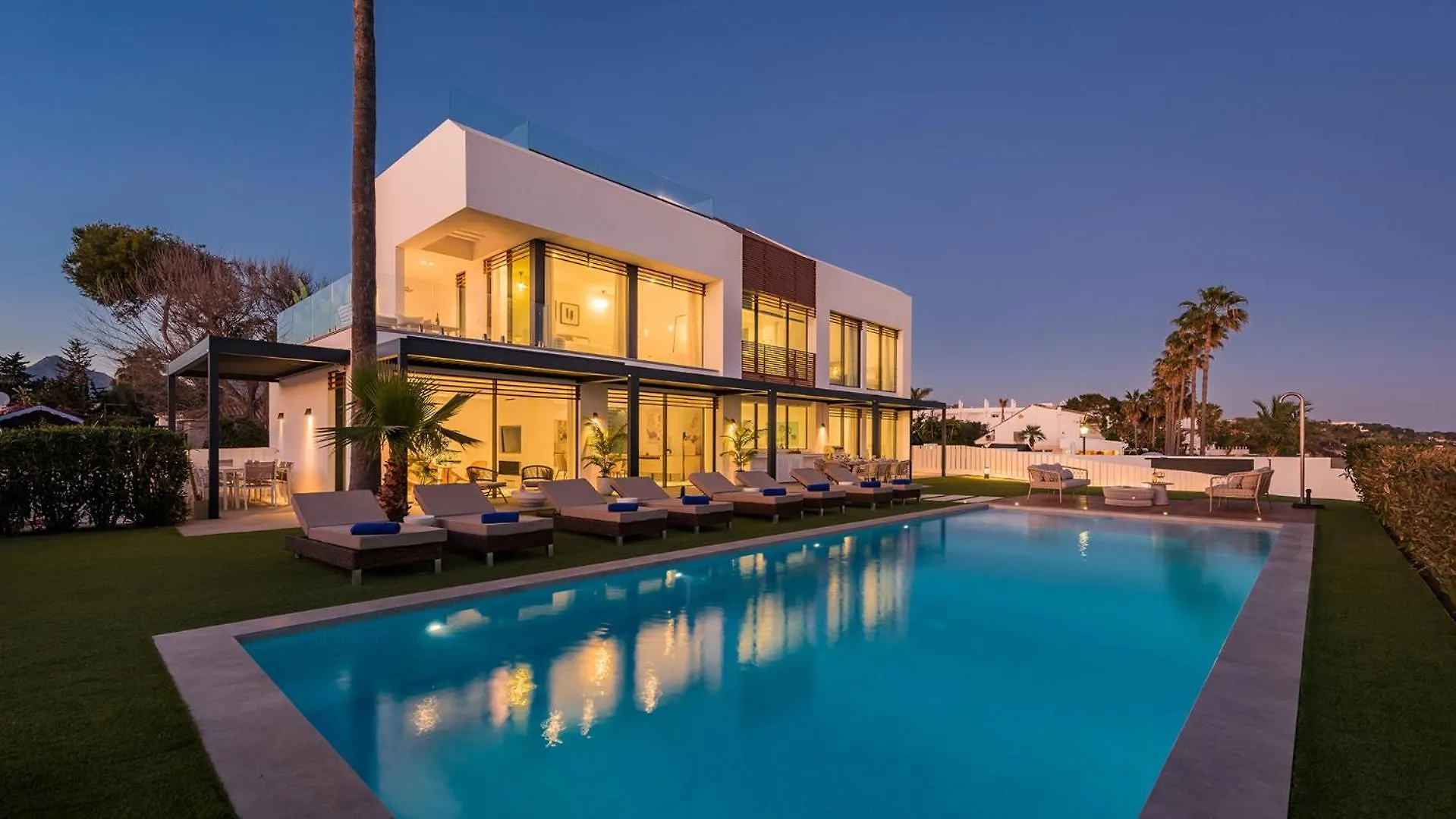 Vacation Marbella I Villa Imare Waterfront, Beachfront Villa, Rooftop Jacuzzi, Indoor Spa Estepona Espanha